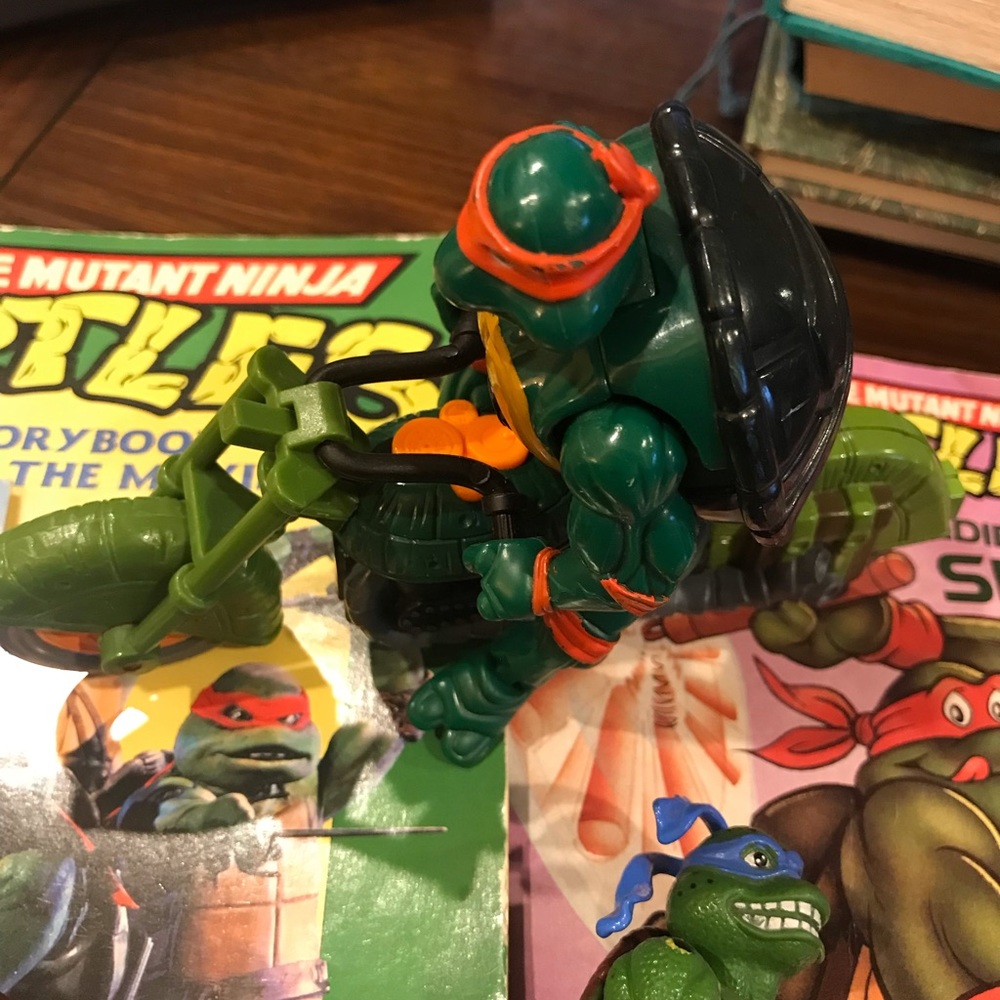 ~~~~~~~~~~~ SOLD__FOUR MOVEABLE NINJA TURTLES/THE NINJA TURTLE MOTORCYCLE/BOOKS - Picture 7 of 16